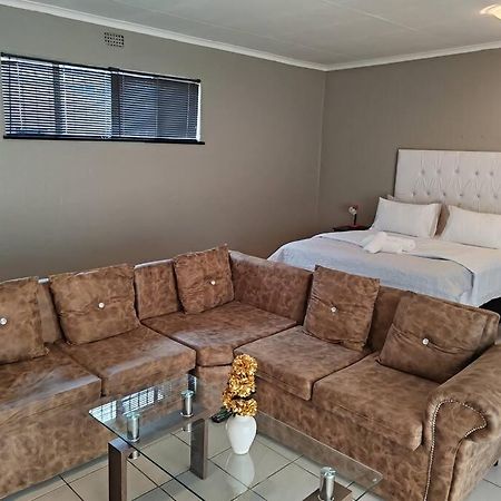 The Hidden Villa Boksburg Luaran gambar
