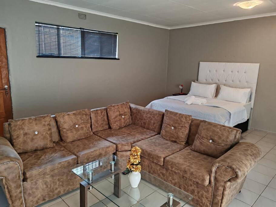 The Hidden Villa Boksburg Luaran gambar