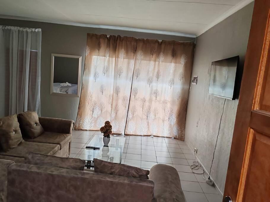 The Hidden Villa Boksburg Luaran gambar