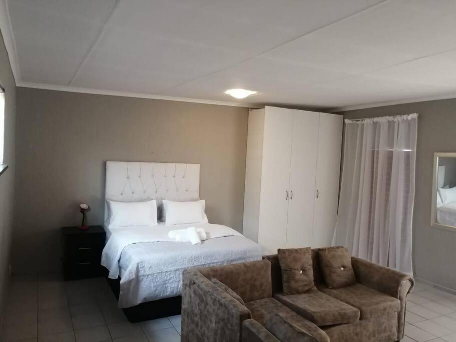 The Hidden Villa Boksburg Luaran gambar